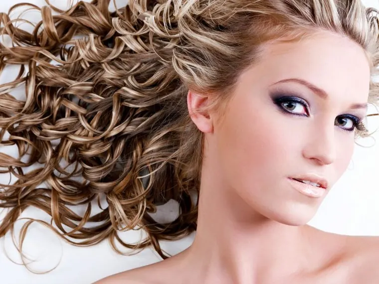 Длинные волосы, уложенные крупными упругими локонами — салон Neva Beauty на Самуи