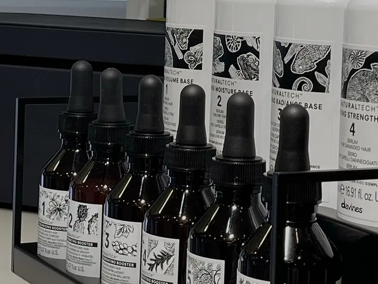 Флаконы баз и бустеров Davines Naturaltech на полке — салон Neva Beauty на Самуи