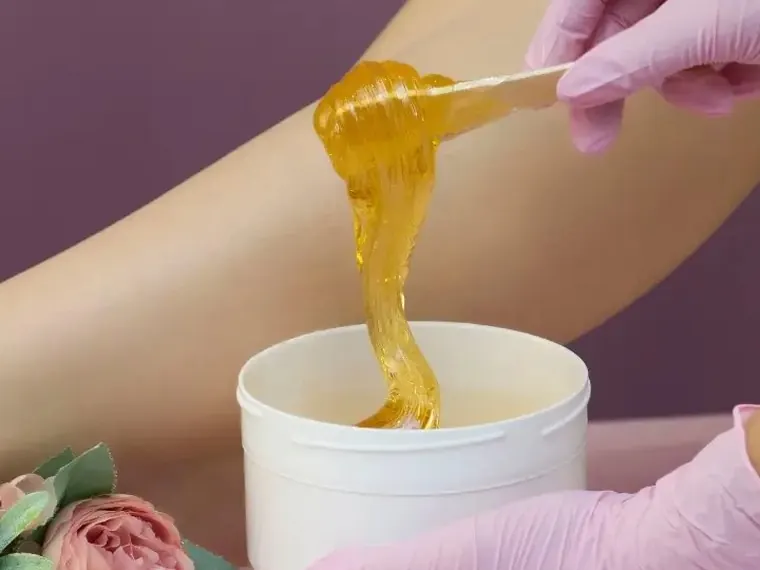 Тёплая сахарная паста на шпателе перед процедурой — салон Neva Beauty на Самуи